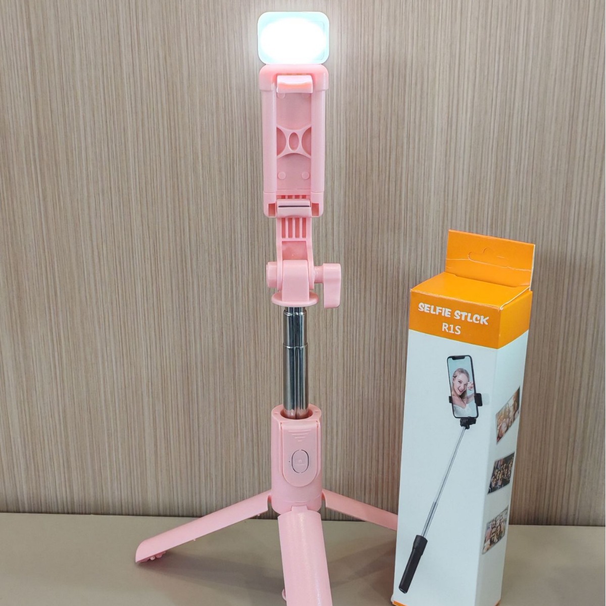 Selfie Stick R1s Cell Phone Selfie Stick Portable All-in-one Bluetooth Remote Control Fill Light Live Streaming Retractable Phone Holder
