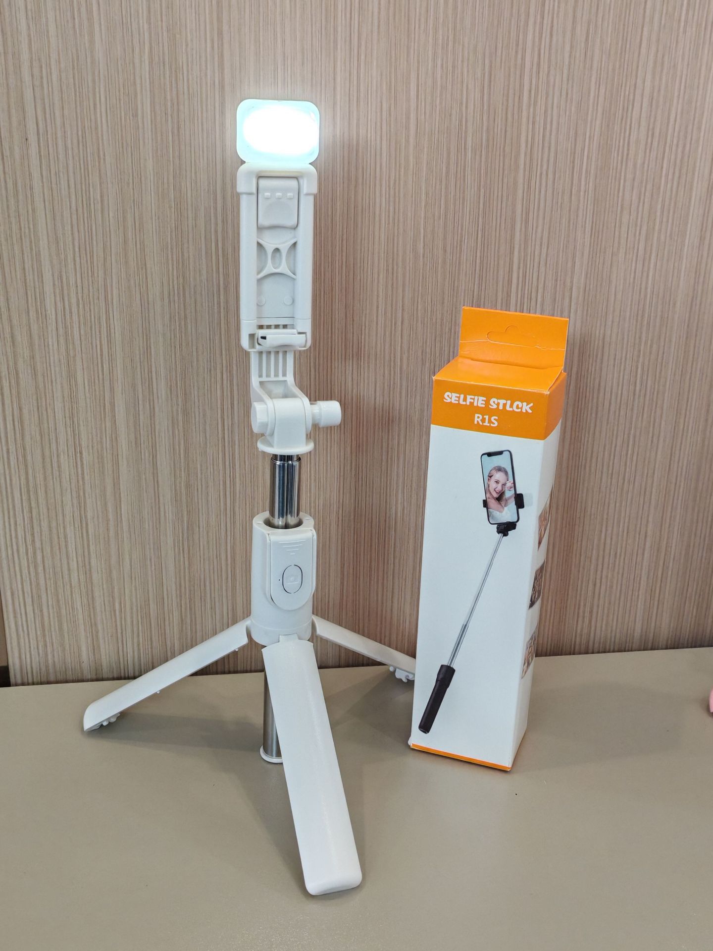 Image of Selfie Stick R1s Cell Phone Selfie Stick Portable All-in-one Bluetooth Remote Control Fill Light Live Streaming Retractable Phone Holder